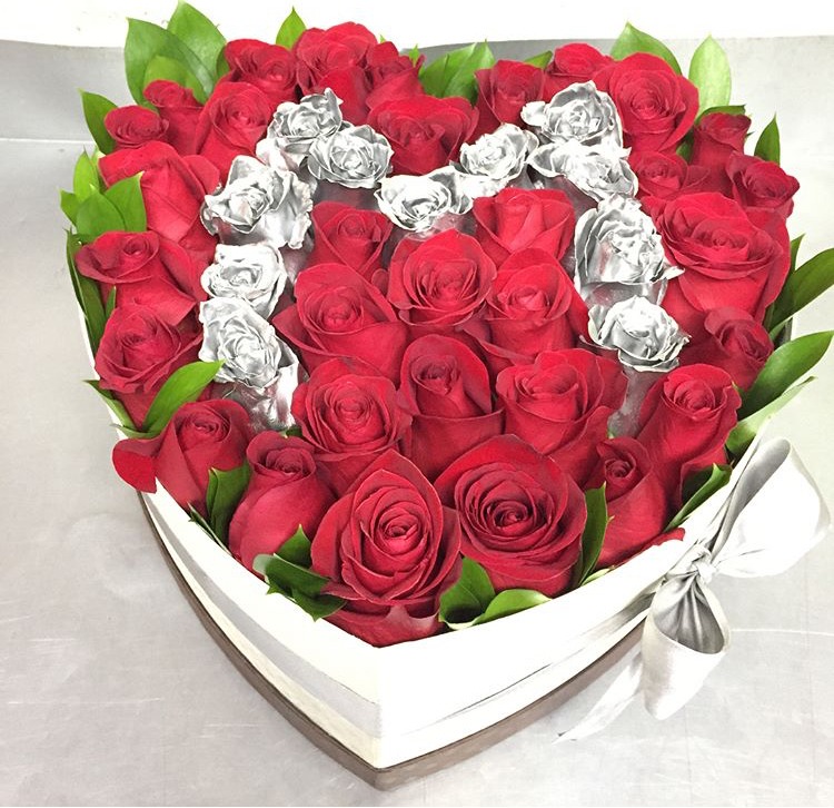 Caja Coraz�n con 40 Rosas y con 1 Letra 